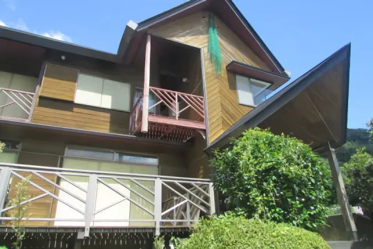 湯河原町吉浜・海と緑を望む和モダン邸宅 暖炉のある中古戸建
