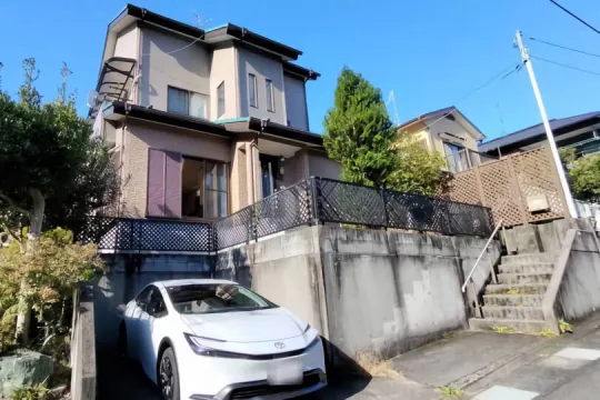 熱海市相の原町・閑静な住宅地に佇む全2面採光&オール電化の中古戸建
