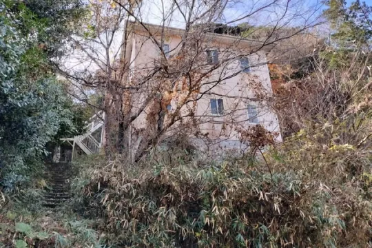 熱海市相の原町・自然と調和する高台の閑静住宅地　二世帯住宅中古戸建
