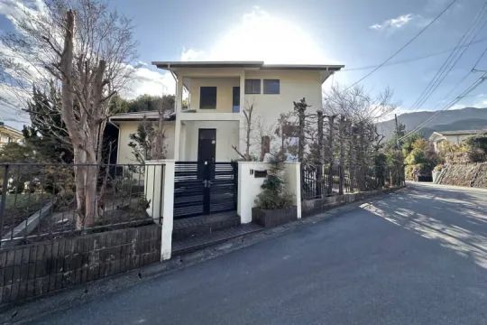 湯河原万葉郷・緑溢れ山並み望む庭木豊富で収穫可能な果樹&温泉付戸建