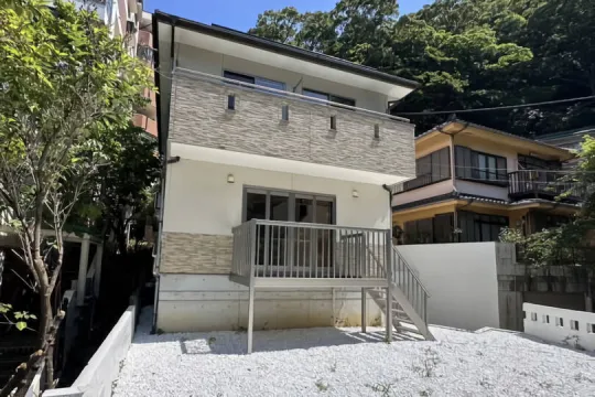熱海市西山町・自然と調和するモダン邸宅リノベーション済庭付中古戸建