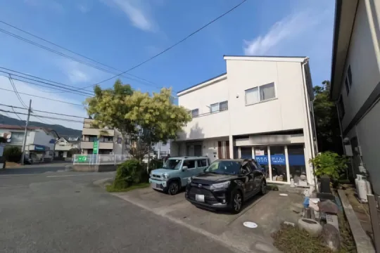 湯河原町中央・駅徒歩圏&利便と快適が交差する角地のオフィス併用戸建