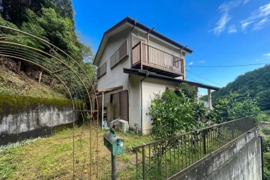 熱海市下多賀・緑に囲まれた高台に佇む、プライベート感溢れる中古戸建