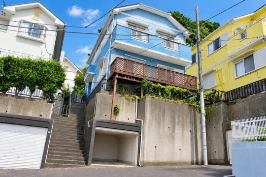 熱海市下多賀・高台から相模湾と海岸線を一望する青い洋風邸宅