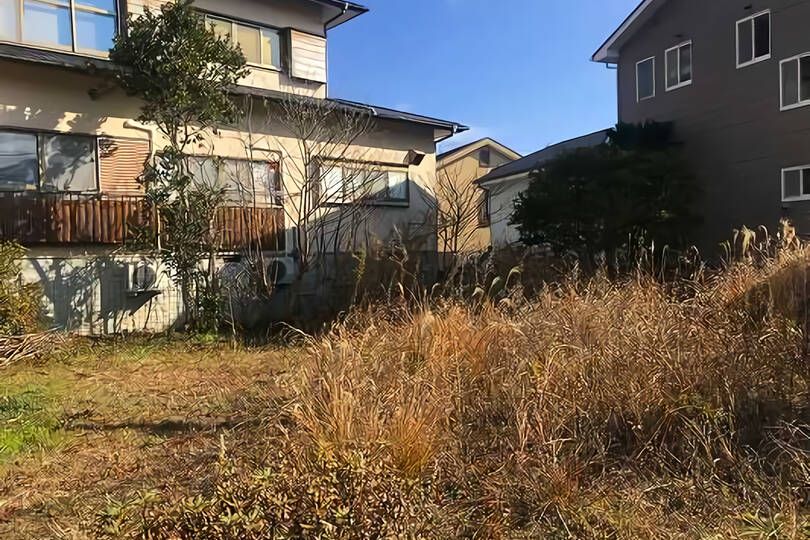 湯河原町城堀・敷地約５４坪の道上平坦　駅徒歩７分の住宅用地