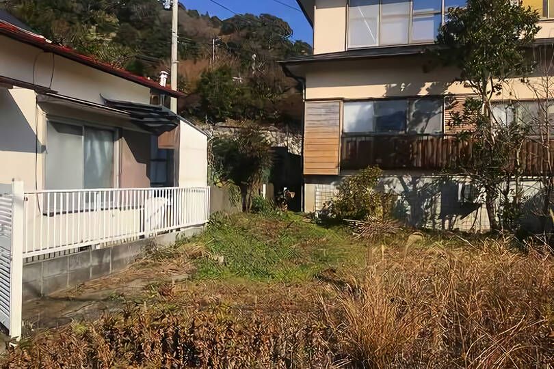湯河原町城堀・敷地約５４坪の道上平坦　駅徒歩７分の住宅用地
