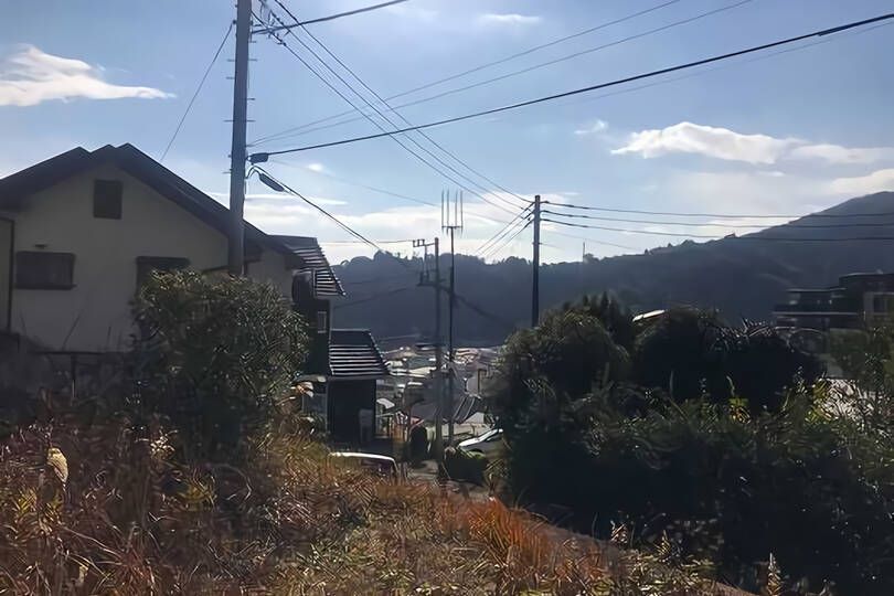 湯河原町城堀・敷地約５４坪の道上平坦　駅徒歩７分の住宅用地