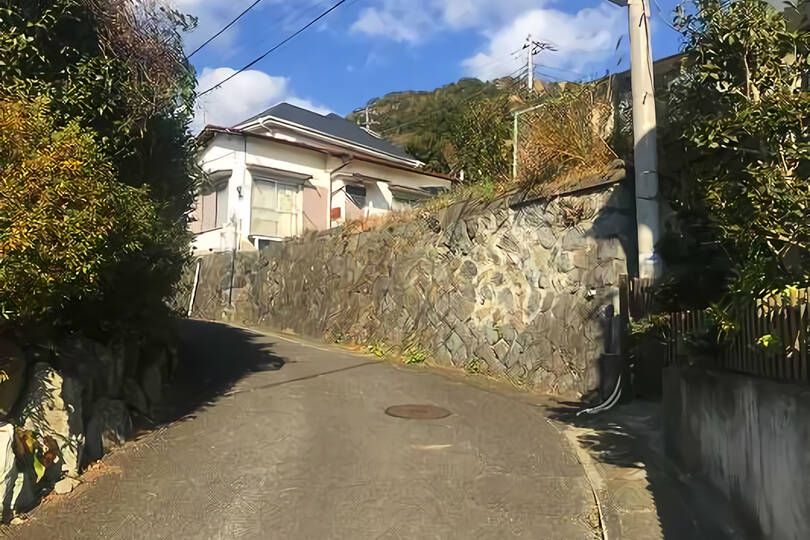 湯河原町城堀・敷地約５４坪の道上平坦　駅徒歩７分の住宅用地