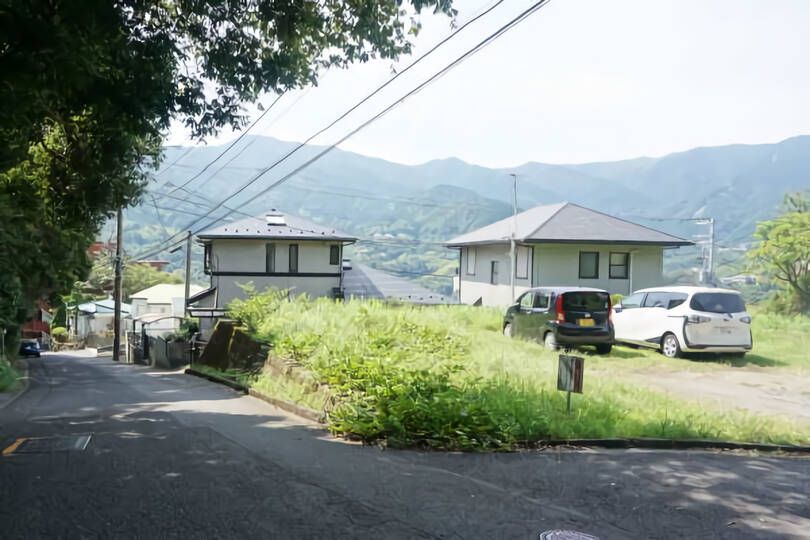 湯河原町宮上・敷地面積約112坪・陽当たり良好角地の温泉権利付売地