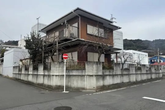 湯河原町土肥2丁目・駅徒歩圏の平坦な敷地約84坪の古家付売地 角地