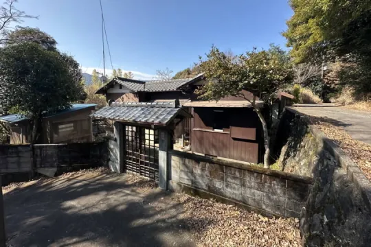 湯河原町宮上・自然に囲まれ温泉引込可能な売地 角地 約130坪
