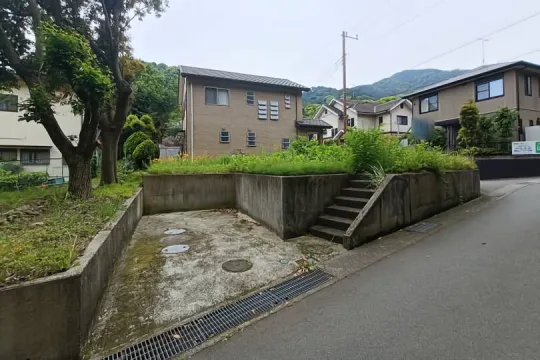 湯河原町鍛冶屋・閑静な住宅地の角地に所在する約46坪の売地