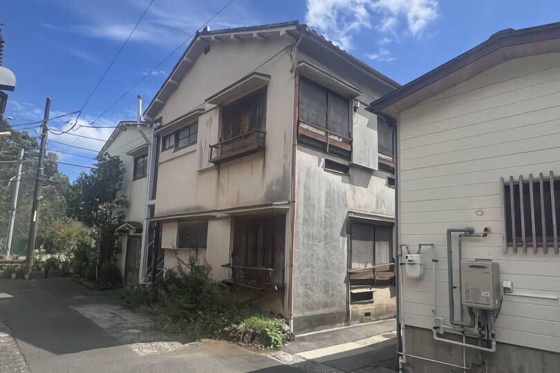 熱海市桜町・生活利便充実の古家付き売地　敷地面積約21坪