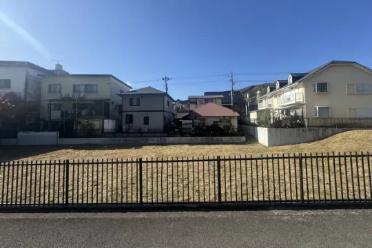 湯河原町中央4丁目・自然を身近に感じる川沿い 駅徒歩圏の売地6区画