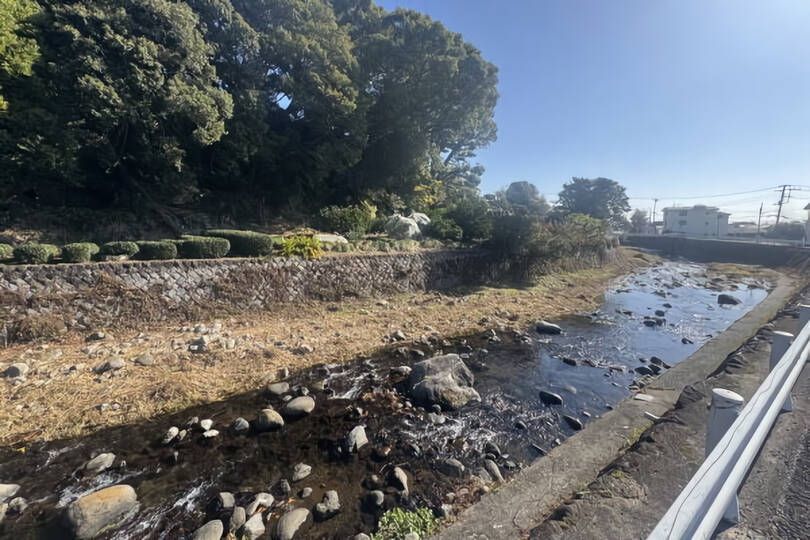 湯河原町中央4丁目・自然を身近に感じる川沿い　駅徒歩圏の売地6区画