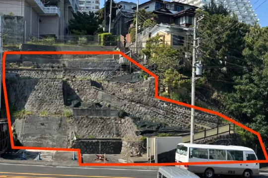 熱海市春日町・敷地約138坪 老舗旅館が点在する商業地の温泉付売地