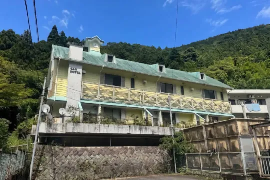 湯河原町宮上・山々の借景と自然を奏でる収益可能な売ホテル