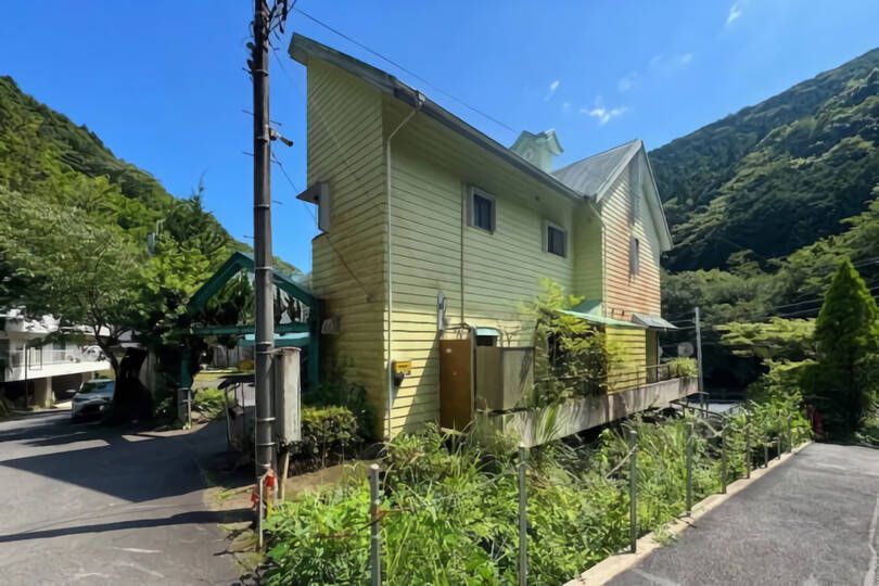 湯河原町宮上・山々の借景と自然を奏でる収益可能な売ホテル