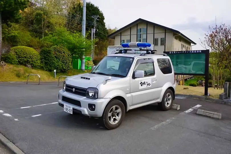 別荘地内を巡回するパトロールカー