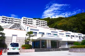 緑の山並みと相模湾を一望!熱海伊豆山の白亜のリゾート