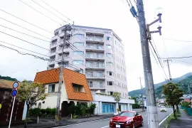 市街地&海岸近く!日当たりと海景を楽しむリゾートマンション